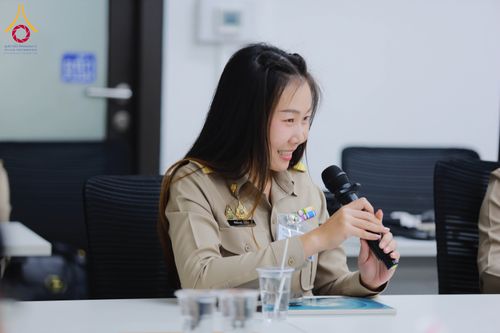 ภาพ No.311604:วันจันทร์ที่ 23 กุมภาพันธ์ พ.ศ. 2569 เปิดโลกทัศน์ผู้บริหารสถานศึกษายุคใหม่ เรียนรู้ต้นแบบการพัฒนาคนผ่านพลัง “บวร–V-Star” ผู้เข้ารับการพัฒนาตามโครงการ สพฐ. ศึกษาดูงานวัดพระธรรมกาย เสริมภาวะผู้นำคุณธรรมสู่การบริหารโรงเรียนอย่างยั่งยืน ณ อาคาร 100 ปี คุณยาย