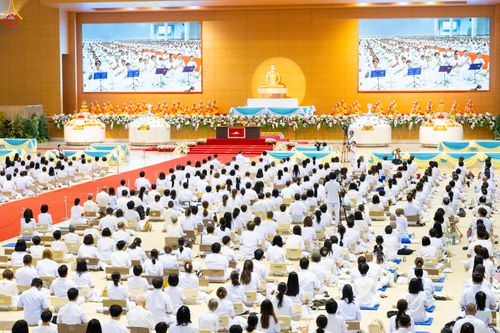 ภาพ No.311416:วันอาทิตย์ต้นเดือนที่ 1 มีนาคม พ.ศ.2569 พิธีตักบาตร และ พิธีบูชาข้าวพระ ณ สภาธรรมกายสากล วัดพระธรรมกาย