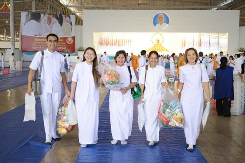 ภาพ No.318235:วันอาทิตย์ต้นเดือนที่ 5 เมษายน พ.ศ.2569 พิธีตักบาตร ณ บ้านแก้วเรือนทองคุณยายอาจารย์ฯ วัดพระธรรมกาย