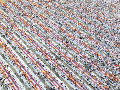 ภาพ No.279897:วันที่ 1 มกราคม พ.ศ.2569 พิธีตักบาตรในวันขึ้นปีใหม่ ณ ลานธรรม วัดพระธรรมกาย