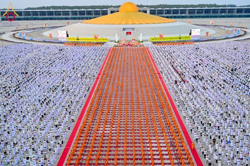 ภาพ No.307188:วันที่ 31 มกราคม พ.ศ. 2569  พิธีจุดประทีปธรรมถวายเป็นพุทธบูชา  และบูชาธรรมมหาปูชนียาจารย์ (ภาพชุดที่ 1) ณ วัดพระธรรมกาย ปทุมธานี ในโครงการธรรมยาตรา กตัญญูบูชา มหาปูชนียาจารย์ พระมงคลเทพมุนี(สด จนฺทสโร) พระผู้ปราบมาร อนุสรณ์สถาน 7 แห่ง ปีที่ 14