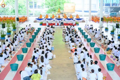 ภาพ No.80275:พิธีตักบาตรฉลองพระใหม่ ในโครงการบรรพชาอุปสมบทหมู่วันคุ้มครองโลก ณ สภาธรรมกายสากล วัดพระธรรมกาย วันอาทิตย์ที่ 16 เมษายน พ.ศ.2566