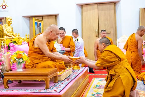 ภาพ No.78550:พิธีต้อนรับสัญญาบัตร พัดยศ ผ้าไตรและถวายมุทิตาสักการะฯ พระครูสิทธิรัตนวิเทศ และ พระครูวิเทศสันติคุณ วันอังคารที่ 28 มีนาคม พ.ศ. 2566 ณ อุโบสถวัดพระธรรมกาย