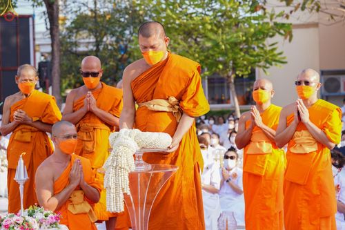 ภาพ No.73361:พิธีจุดประทีปถวายเป็นพุทธบูชา และบูชาธรรมมหาปูชนียาจารย์ ในโครงการธรรมยาตรากตัญญูบูชา มหาปูชนียาจารย์ พระมงคลเทพมุนี(สด จนฺทสโร) พระผู้ปราบมาร ปีที่ 11 ณ อนุสรณ์สถานลำดับที่ 4 สถานที่เกิดด้วยกายธรรม วัดโบสถ์ (บน) บางคูเวียง อ.บางกรวย จ.นนทบุรี วันที่ 21 