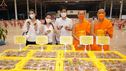 ภาพ No.74999:พิธีถวายภัตตาหารเป็นสังฆทาน แด่คณะพระธรรมยาตราฯ ในโครงการธรรมยาตรากตัญญูบูชา มหาปูชนียาจารย์ พระมงคลเทพมุนี(สด จนฺทสโร) พระผู้ปราบมาร อนุสรณ์สถาน 7 แห่ง ปีที่ 11 วันที่ 30 มกราคม พ.ศ. 2566