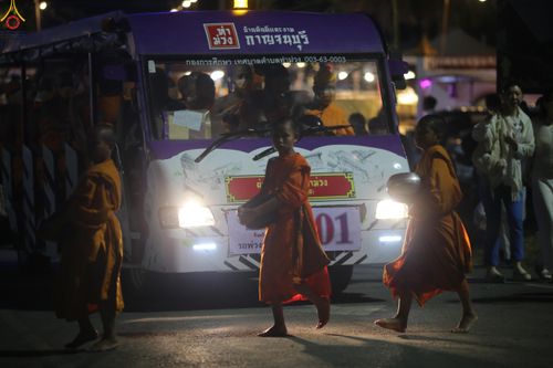 ภาพ No.284126:วันเสาร์ที่ 20 ธันวาคม พ.ศ.2568  พิธีตักบาตรพระ 10,000 รูป เนื่องในโอกาส 194 ปี จังหวัดกาญจนบุรี และอุทิศส่วนกุศลให้แด่บรรพชนทั้งหลาย บริเวณถนนสองแคว (Skywalk) เมืองกาญจนบุรี