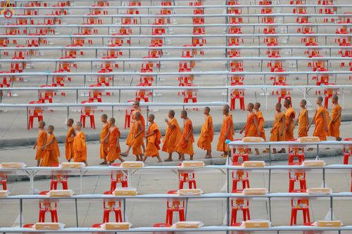 ภาพ No.322544:วันที่ 17 เมษายน พ.ศ.2569 การเรียงกล่องไทยธรรม เรียงน้ำดื่ม เรียงร่ม ณ ลานธรรมพระมหาธรรมกายเจดีย์ เพื่องานถวายมหาสังฆทาน 40,000 กว่าวัดทั่วประเทศ วันคุ้มครองโลก 22 เมษายน พ.ศ.2569 วัดพระธรรมกาย