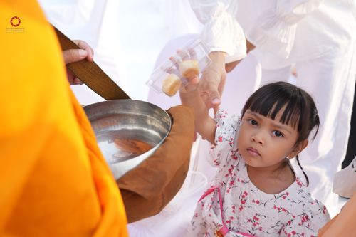 ภาพ No.318093:วันเสาร์ที่ 4 เมษายน พ.ศ. 2569 งานทำบุญเมืองใจกลางอยุธยา  ตักบาตรพระ 1,109 รูป ณ ถนนชีกุน หน้าวัดมหาธาตุ และวัดราชบูรณะ