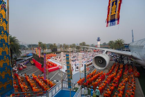 ภาพ No.321017:วันอาทิตย์ที่ ๑๒ เมษายน พ.ศ ๒๕๖๙ พิธีตักบาตรปี๋ใหม่เมืองพระภิกษุสงฆ์ ๓๓๙ รูป  อุทิศถวายพระราชกุศลสมเด็จพระนางสิริกิติ์  พระบรมราชินีนาถ พระบรมราชชนนีพันปีหลวง และฉลองเมืองแม่แตงครบรอบ ๑๑๙ ปี ณ ลานโรงแรมแอร์ไดมอนด์ อำเภอแม่แตง จังหวัดเชียงใหม่