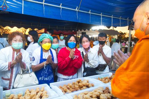 ภาพ No.74920:พิธีถวายภัตตาหารเป็นสังฆทาน แด่คณะพระธรรมยาตราฯ ในโครงการธรรมยาตรากตัญญูบูชา มหาปูชนียาจารย์ พระมงคลเทพมุนี(สด จนฺทสโร) พระผู้ปราบมาร อนุสรณ์สถาน 7 แห่ง ปีที่ 11 วันที่ 29 มกราคม พ.ศ. 2566