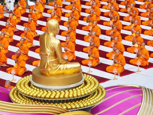 ภาพ No.69304:พิธีจุดประทีปถวายเป็นพุทธบูชา และบูชาธรรมมหาปูชนียาจารย์ ในโครงการธรรมยาตรากตัญญูบูชา มหาปูชนียาจารย์ พระมงคลเทพมุนี(สด จนฺทสโร) พระผู้ปราบมาร ปีที่ 11 ณ อนุสรณ์สถานมหาวิหารพระมงคลเทพมุนี อ.สองพี่น้อง จ.สุพรรณบุรี