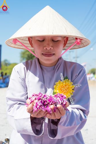 ภาพ No.106113:พิธีต้อนรับพระธรรมยาตรา ชุด 2 ในโครงการธรรมยาตรากตัญญูบูชา มหาปูชนียาจารย์  พระมงคลเทพมุนี(สด จนฺทสโร) พระผู้ปราบมาร  อนุสรณ์สถาน 7 แห่ง ปีที่ 12  วันที่ 3 มกราคม พ.ศ. 2567  ณ อนุสรณ์สถานโลตัสแลนด์ จ.สุพรรณบุรี