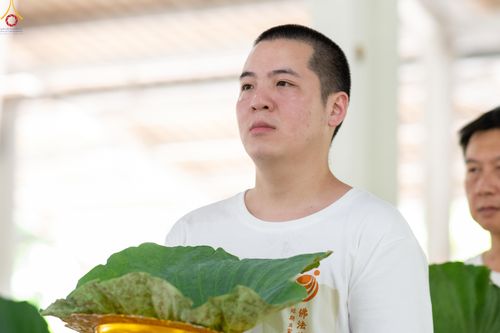 ภาพ No.338247:วันอาทิตย์ที่ 5 กรกฎาคม พศ.2569 พิธีตัดปอยผมธรรมทายาทนานาชาติ IDOP รุ่นที่ 21 จากประเทศจีน มาเลเซีย สิงคโปร์ และไต้หวัน ณ โถงช้าง วัดพระธรรมกาย