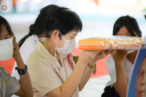 ภาพ No.65479:พิธีขอขมามอบผ้าไตร นาคธรรมทายาท ในโครงการอุปสมบทบูชาธรรม มหาปูชนียาจารย์ประจำปี 2565 ณ ศูนย์อบรมเยาวชนผาสุกวนิช จ.ราชบุรี วันที่ 19 พฤศจิกายน พ.ศ. 2565