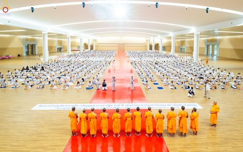 พระภิกษุสงฆ์และพุทธศาสนิกชนจำนวนมากร่วมกิจกรรมสัมมนาภายในหอประชุมขนาดใหญ่