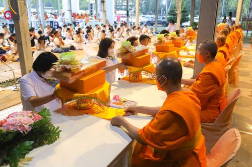 ภาพ No.106004:พิธีถวายภัตตาหารเป็นสังฆทาน แด่คณะพระธรรมยาตราฯ ในโครงการธรรมยาตรากตัญญูบูชา มหาปูชนียาจารย์ พระมงคลเทพมุนี(สด จนฺทสโร) พระผู้ปราบมาร อนุสรณ์สถาน 7 แห่ง ปีที่ 12 วันที่ 3 มกราคม พ.ศ. 2567 ณ อนุสรณ์สถานโลตัสแลนด์ จ.สุพรรณบุรี