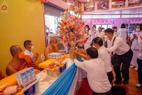 ภาพ No.73689:พิธีเจริญพระพุทธมนต์ ปฏิบัติธรรม มอบทุนการศึกษา ถวายสังฆทาน 106 วัด เพื่อถวายเป็นพุทธบูชา และขับเคลื่อนโครงการหมู่บ้านรักษาศีล 5  โดยคณะสงฆ์จังหวัดนนทบุรี คณะศิษยานุศิษย์วัดพระธรรมกาย โครงการธรรมยาตราฯ ปีที่ 11 ณ วัดตะเคียน อ.บางกรวย จ.นนทบุรี วันที่ 21 