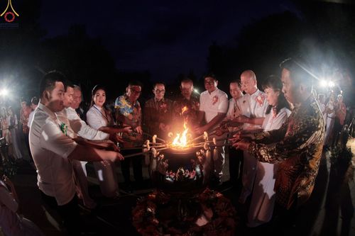 ภาพ No.68221:พิธีจุดประทีปถวายเป็นพุทธบูชา ณ พระมหาเจดีย์บรมพุทโธ ประเทศอินโดนีเซีย วันที่ 17 ธันวาคม พ.ศ. 2565