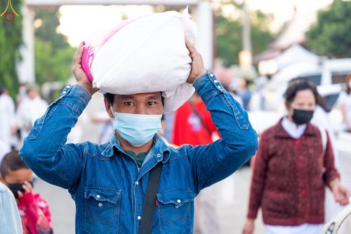 ภาพ No.73523:พิธีตักบาตรพระธรรมยาตราฯ ในโครงการธรรมยาตรากตัญญูบูชา มหาปูชนียาจารย์ พระมงคลเทพมุนี(สด จนฺทสโร) พระผู้ปราบมาร ปีที่ 11 ณ อนุสรณ์สถานลำดับที่ 4 สถานที่เกิดด้วยกายธรรม วัดโบสถ์ (บน) บางคูเวียง อ.บางกรวย จ.นนทบุรี วันที่ 22 มกราคม พ.ศ. 2566