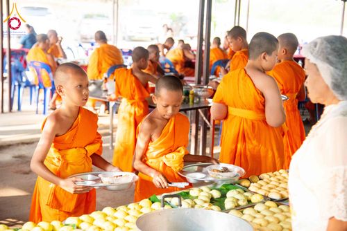 ภาพ No.321770:วันที่ 12 เมษายน พ.ศ.2569 ตักบาตรสงกรานต์ฉลองสามเณรใหม่  ณ ศูนย์ปฏิบัติธรรมระยอง(บ้านช่องลม)