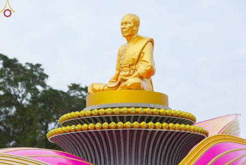 ภาพ No.70147:พิธีจุดประทีปถวายเป็นพุทธบูชา และบูชาธรรมมหาปูชนียาจารย์ ในโครงการธรรมยาตรากตัญญูบูชา มหาปูชนียาจารย์ พระมงคลเทพมุนี(สด จนฺทสโร) พระผู้ปราบมาร ปีที่ 11 ณ อนุสรณ์สถานลำดับที่ 2 สถานที่ตั้งมโนปณิธานบวชตลอดชีวิต อนุสรณ์สถานคลองบางนางแท่น อ.สามพราน จ.นครปฐม 