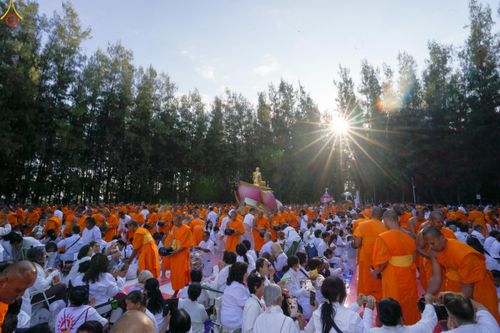 ภาพ No.289428:วันที่ 7 มกราคม พ.ศ. 2569 พิธีตักบาตรพระธรรมยาตรา ณ อนุสรณ์สถานลำดับที่ 1 สถานที่เกิดด้วยรูปกายเนื้อ อนุสรณ์สถานมหาวิหารพระมงคลเทพมุนี (โลตัสแลนด์) อ.สองพี่น้อง จ.สุพรรณบุรี ในโครงการธรรมยาตรา กตัญญูบูชา มหาปูชนียาจารย์ พระมงคลเทพมุนี(สด จนฺทสโร) พระผู้ป
