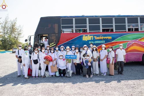 ภาพ No.69420:พิธีจุดประทีปถวายเป็นพุทธบูชา และบูชาธรรมมหาปูชนียาจารย์ ในโครงการธรรมยาตรากตัญญูบูชา มหาปูชนียาจารย์ พระมงคลเทพมุนี(สด จนฺทสโร) พระผู้ปราบมาร ปีที่ 11 ณ อนุสรณ์สถานมหาวิหารพระมงคลเทพมุนี อ.สองพี่น้อง จ.สุพรรณบุรี