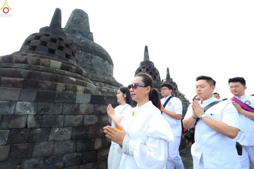 ภาพ No.330040:วันที่ 27-29 พฤษภาคม พ.ศ.2569 MBMI Tangerang (Majelis Agama Buddha Mahanikaya) ได้มีการเตรียมงานเพื่อจัดงานวิสาขบูชานานาชาติ  ชึ่งในงานจะมีการจุดประทีปโคมลาน โคมลอย กว่า 20,000 ดวง  เพื่อน้อมถวายเป็นพุทธบูชา และเพื่อเป็นการกระชับสัมพันธมิตรภาพ