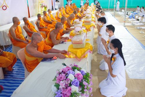ภาพ No.70355:พิธีถวายภัตตาหารเป็นสังฆทาน แด่คณะพระธรรมยาตราฯ ในโครงการธรรมยาตราฯ ปีที่ 11 ณ อนุสรณ์สถานคลองบางนางแท่น อ.สามพราน จ.นครปฐม วันที่ 12 มกราคม พ.ศ. 2566