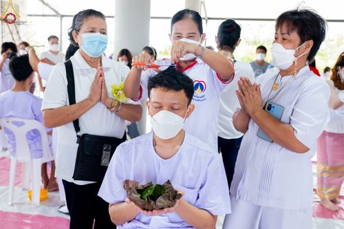 ภาพ No.65652:พิธีปลงผมและพิธีขอขมา มอบบาตรกับผ้าไตร ในโครงการอุปสมบทบูชาธรรม มหาปูชนียาจารย์ประจำปี 2565 ณ ศูนย์ปฎิบัติธรรมสมุทรปราการ(บางบ่อ)  วันอาทิตย์ที่ 20 พฤศจิกายน พ.ศ. 2565