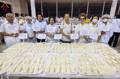 ภาพ No.121153:พิธีถวายภัตตาหารเป็นสังฆทาน แด่คณะพระธรรมยาตราฯ ในโครงการธรรมยาตรากตัญญูบูชา มหาปูชนียาจารย์ พระมงคลเทพมุนี(สด จนฺทสโร) พระผู้ปราบมาร อนุสรณ์สถาน 7 แห่ง ปีที่ 12 วันที่ 30 มกราคม พ.ศ. 2567 ณ สภาธรรมกายสากล วัดพระธรรมกาย