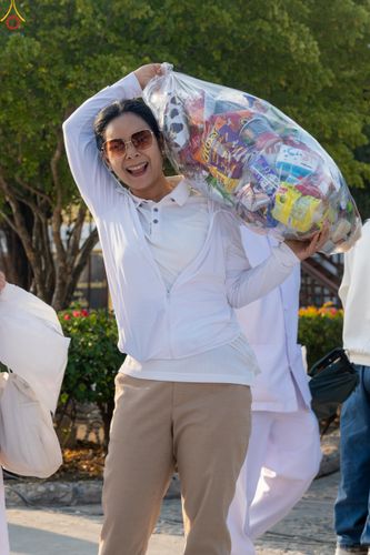 ภาพ No.294541:วันที่ 14 มกราคม พ.ศ. 2569 พิธีตักบาตรพระธรรมยาตรา ณ วัดสองพี่น้อง ต.ต้นตาล อ.สองพี่น้อง จ.สุพรรณบุรี ในโครงการธรรมยาตรา กตัญญูบูชา มหาปูชนียาจารย์ พระมงคลเทพมุนี(สด จนฺทสโร) พระผู้ปราบมาร อนุสรณ์สถาน 7 แห่ง ปีที่ 14