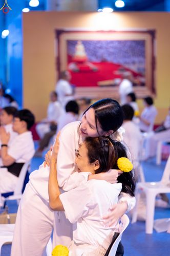 ภาพ No.280407:วันที่ 31 ธันวาคม พ.ศ.2568 -วันที่ 1 มกราคม พ.ศ.2569 พิธีฉลองชัยสวดมนต์บทธัมมจักกับปปวัตนสูตร ครบ 8,000,000,000 จบ , พิธีสวดมนต์ข้ามปี ณ วัดพระธรรมกาย