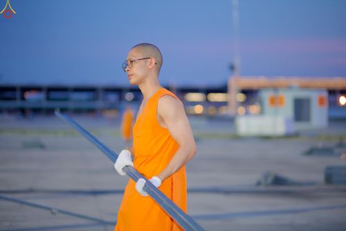 ภาพ No.326929:วันที่ 1 พฤษภาคม พ.ศ.2569 พระภิกษุ สามเณร เจ้าหน้าที่ สาธุชน ร่วมกันเก็บงาน ณ ลานธรรม วัดพระธรรมกาย