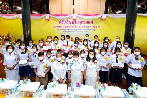 ภาพ No.74867:พิธีเจริญพระพุทธมนต์ ปฏิบัติธรรม มอบทุนการศึกษา ถวายสังฆทาน 106 วัด เพื่อถวายเป็นพุทธบูชา และขับเคลื่อนโครงการหมู่บ้านรักษาศีล 5 โดยคณะสงฆ์จังหวัดนครปฐม คณะศิษยานุศิษย์วัดพระธรรมกาย โครงการธรรมยาตราฯ ปีที่ 11 ณ วัดบางปลา อ.บางเลน จ.นครปฐม วันที่ 28 มกราค