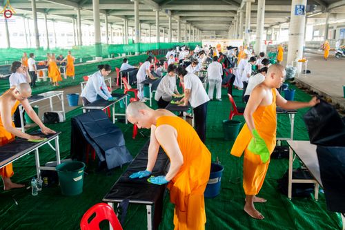 ภาพ No.322352:วันที่ 16 เมษายน พ.ศ.2569 การจัดเตรียมเบาะรองนอน เช็ดทำความสะอาด  เพื่องานถวายมหาสังฆทาน 40,000 กว่าวัดทั่วประเทศ วันคุ้มครองโลก 22 เมษายน พ.ศ.2569 วัดพระธรรมกาย