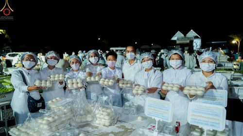 ภาพ No.73030:พิธีถวายภัตตาหารเป็นสังฆทาน แด่คณะพระธรรมยาตราฯ ในโครงการธรรมยาตรากตัญญูบูชา มหาปูชนียาจารย์ พระมงคลเทพมุนี(สด จนฺทสโร) พระผู้ปราบมาร อนุสรณ์สถาน 7 แห่ง ปีที่ 11 วันที่ 21 มกราคม พ.ศ. 2566