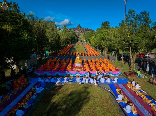 ภาพ No.68346:พิธีตักบาตร ณ พระมหาเจดีย์บรมพุทโธ ประเทศอินโดนีเซีย วันที่ 18 ธันวาคม พ.ศ. 2565