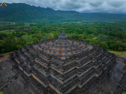 ภาพ No.68581:พระภิกษุสามเณรธรรมทายาท ปฎิบัติธรรม ณ มหาเจดีย์บรมพุทโธ ประเทศอินโดนีเซีย วันที่ 26 ธันวาคม พ.ศ. 2565