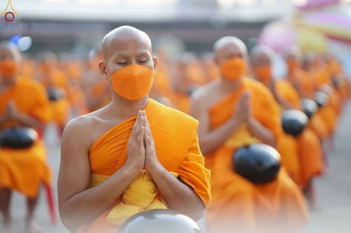 ภาพ No.73642:พิธีตักบาตรพระธรรมยาตราฯ ในโครงการธรรมยาตรากตัญญูบูชา มหาปูชนียาจารย์ พระมงคลเทพมุนี(สด จนฺทสโร) พระผู้ปราบมาร ปีที่ 11 ณ อนุสรณ์สถานลำดับที่ 4 สถานที่เกิดด้วยกายธรรม วัดโบสถ์ (บน) บางคูเวียง อ.บางกรวย จ.นนทบุรี วันที่ 22 มกราคม พ.ศ. 2566