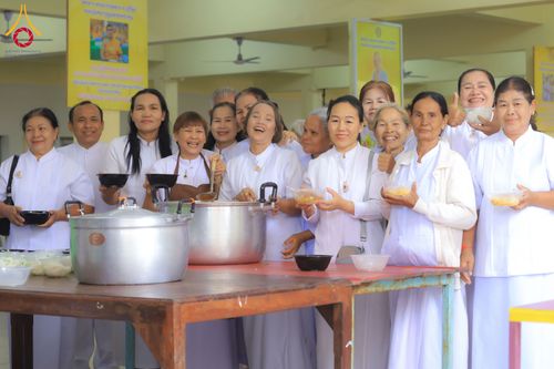 ภาพ No.278604:วันอาทิตย์ที่ 14 ธันวาคม พ.ศ.2568  พิธีเวียนประทักษิณ พิธีวันทาสีมาพระประธาน โครงการบวชบูชาธรรมมหาปูชนียาจารย์ ของศูนย์ปฏิบัติธรรมบุรีรัมย์ ณ วัดกลาง พระอารามหลวง จังหวัดบุรีรัมย์