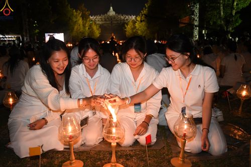 ภาพ No.82053:พิธีจุดวิสาขประทีป 22,000 ดวงและโคมลอย 3,000 ดวง ( Festival  lampion Vesak Indonesia) ณ มหาเจดียบรมพุทโธ อินโดนีเซีย  วันอาทิตย์ที่ 4 มิ.ย. พ.ศ.2566