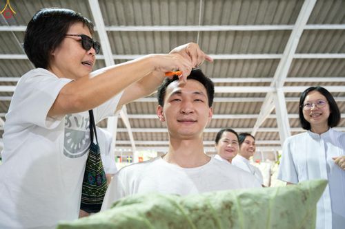 ภาพ No.338284:วันอาทิตย์ที่ 5 กรกฎาคม พศ.2569 พิธีตัดปอยผมธรรมทายาทนานาชาติ IDOP รุ่นที่ 21 จากประเทศจีน มาเลเซีย สิงคโปร์ และไต้หวัน ณ โถงช้าง วัดพระธรรมกาย