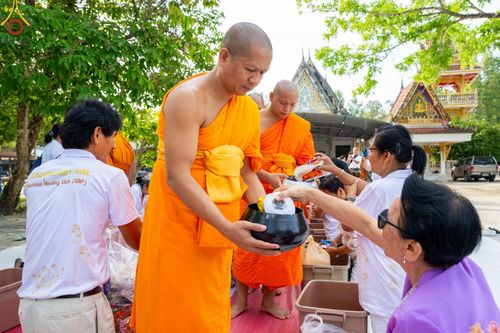 ภาพ No.137654:พิธีตักบาตร พิธีถวายสังฆทานแด่คณะสงฆ์ 323 วัด พิธีทำบุญอุทิศส่วนกุศลแด่ผู้วายชนม์ ในเหตุการณ์ความไม่สงบ 4 จังหวัดชายแดนภาคใต้ ปีที่ 20 ครั้งที่ 169 และพิธีมอบกองทุนหนุนแรงใจช่วยครูใต้ ปีที่ 17 ครั้งที่ 134 วันที่ 25 พฤษภาคม พ.ศ.2567 อ.ตากใบ จ.นราธิวาส