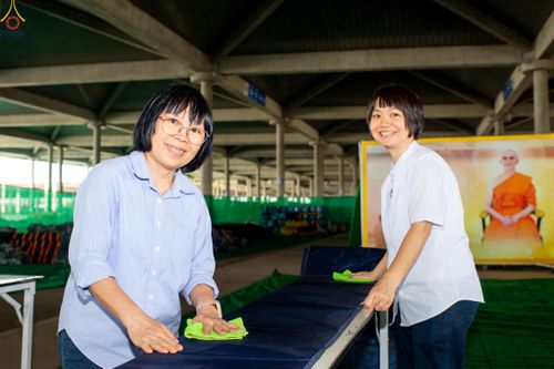 ภาพ No.322388:วันที่ 16 เมษายน พ.ศ.2569 การจัดเตรียมเบาะรองนอน เช็ดทำความสะอาด  เพื่องานถวายมหาสังฆทาน 40,000 กว่าวัดทั่วประเทศ วันคุ้มครองโลก 22 เมษายน พ.ศ.2569 วัดพระธรรมกาย