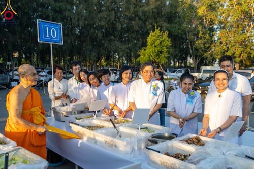 ภาพ No.106038:พิธีถวายภัตตาหารเป็นสังฆทาน แด่คณะพระธรรมยาตราฯ ในโครงการธรรมยาตรากตัญญูบูชา มหาปูชนียาจารย์ พระมงคลเทพมุนี(สด จนฺทสโร) พระผู้ปราบมาร อนุสรณ์สถาน 7 แห่ง ปีที่ 12 วันที่ 3 มกราคม พ.ศ. 2567 ณ อนุสรณ์สถานโลตัสแลนด์ จ.สุพรรณบุรี