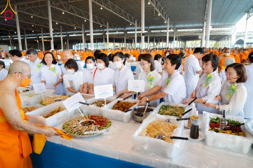 ภาพ No.105573:พิธีถวายภัตตาหารเป็นสังฆทาน แด่คณะพระธรรมยาตราฯ ในโครงการธรรมยาตรากตัญญูบูชา มหาปูชนียาจารย์ พระมงคลเทพมุนี(สด จนฺทสโร) พระผู้ปราบมาร อนุสรณ์สถาน 7 แห่ง ปีที่ 12 วันที่ 3 มกราคม พ.ศ. 2567 ณ สภาธรรมกายสากล วัดพระธรรมกาย