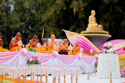 ภาพ No.69457:พิธีจุดประทีปถวายเป็นพุทธบูชา และบูชาธรรมมหาปูชนียาจารย์ ในโครงการธรรมยาตรากตัญญูบูชา มหาปูชนียาจารย์ พระมงคลเทพมุนี(สด จนฺทสโร) พระผู้ปราบมาร ปีที่ 11 ณ อนุสรณ์สถานมหาวิหารพระมงคลเทพมุนี อ.สองพี่น้อง จ.สุพรรณบุรี