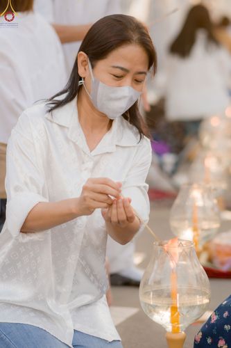 ภาพ No.73398:พิธีจุดประทีปถวายเป็นพุทธบูชา และบูชาธรรมมหาปูชนียาจารย์ ในโครงการธรรมยาตรากตัญญูบูชา มหาปูชนียาจารย์ พระมงคลเทพมุนี(สด จนฺทสโร) พระผู้ปราบมาร ปีที่ 11 ณ อนุสรณ์สถานลำดับที่ 4 สถานที่เกิดด้วยกายธรรม วัดโบสถ์ (บน) บางคูเวียง อ.บางกรวย จ.นนทบุรี วันที่ 21 