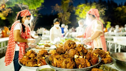 ภาพ No.69253:พิธีถวายภัตตาหารเป็นสังฆทาน แด่คณะพระธรรมยาตราฯ ในโครงการธรรมยาตราฯ ปีที่ 11 ณ อนุสรณ์สถานมหาวิหารพระมงคลเทพมุนี อ.สองพี่น้อง จ.สุพรรณบุรี วันที่ 4 และ 5 มกราคม พ.ศ. 2566